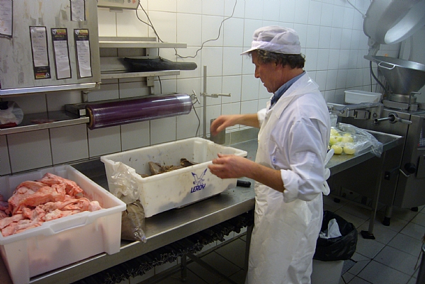 Joe Findlay making haggis
